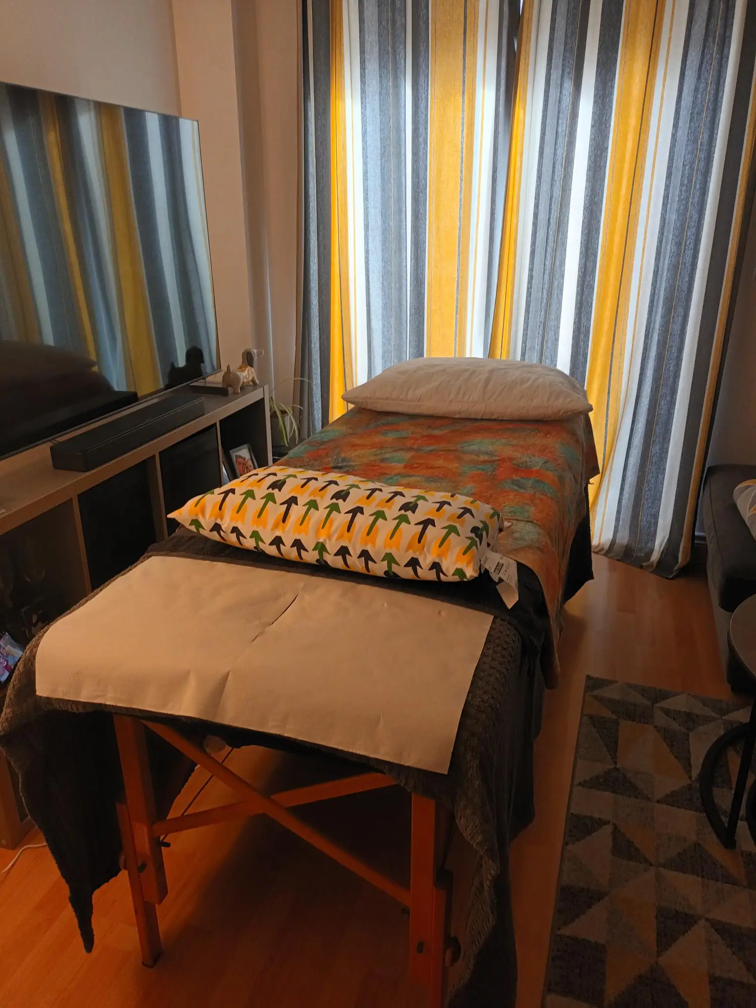 Massage table and relaxing decor